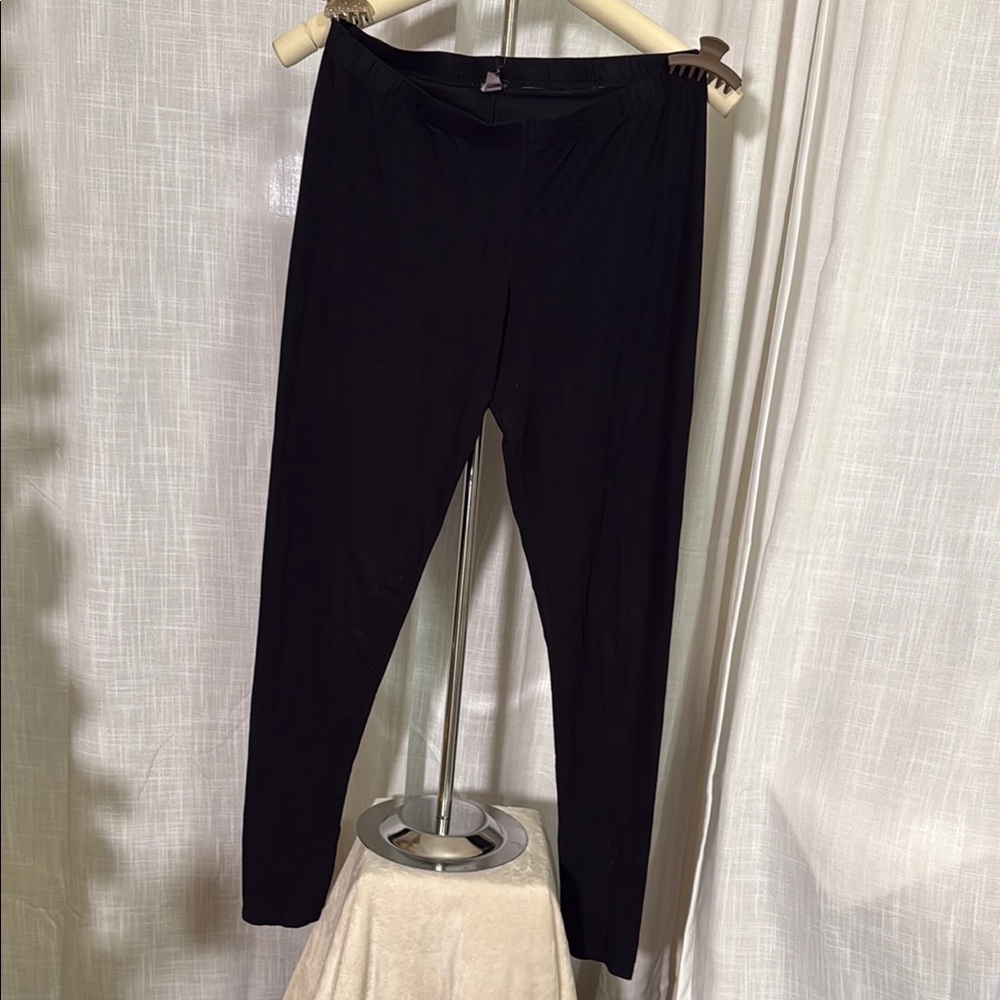 High-Waisted Black Leggings with Tapered Ankle